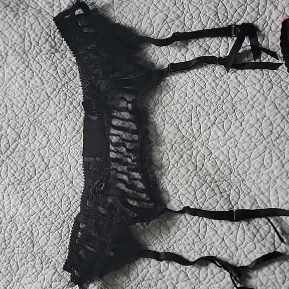 Garter belts - Picture 3 of 3